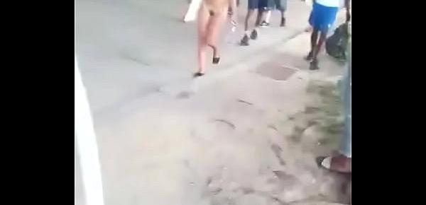  Ragazza nuda per le strade di Bologna 2